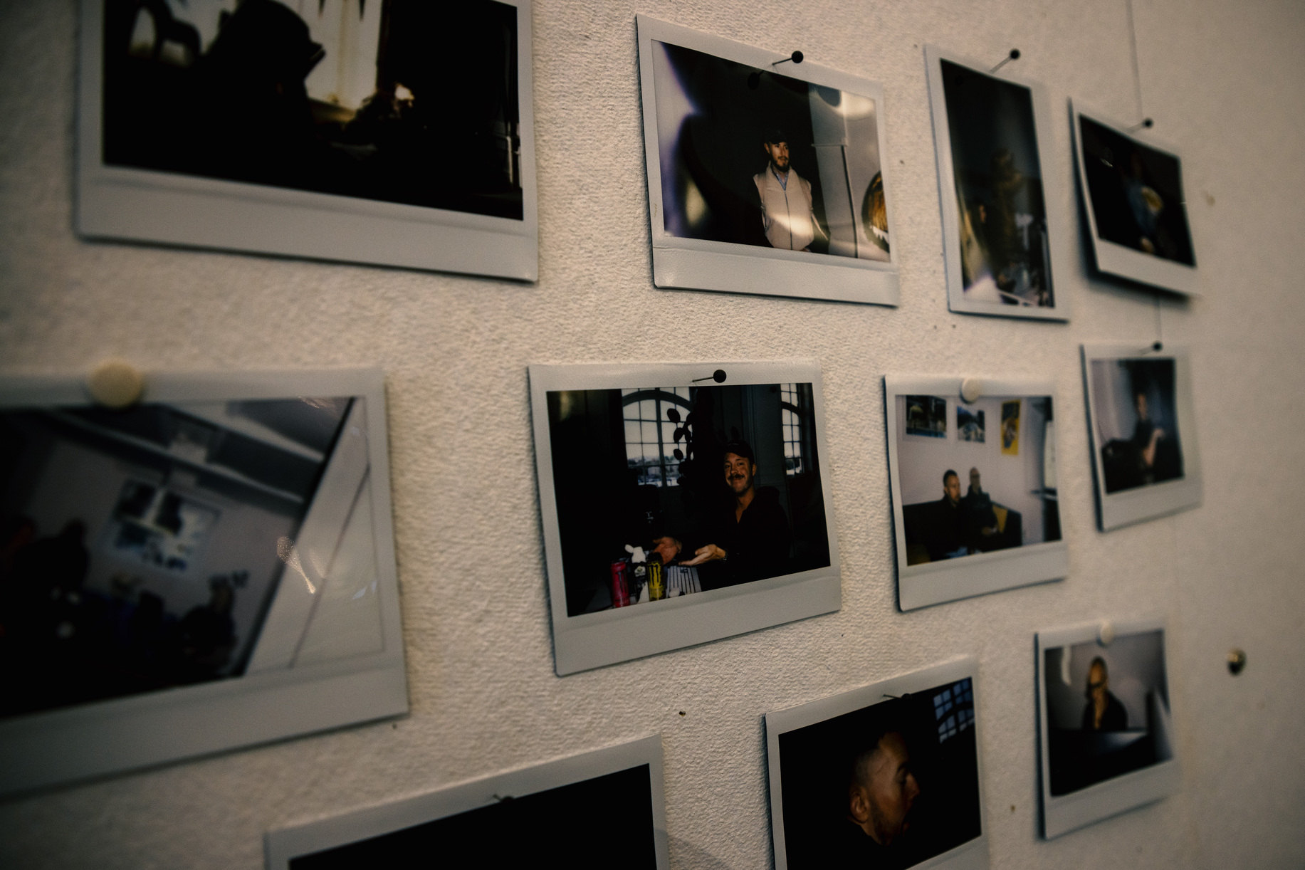 Fotovägg med polaroidbilder från SearchIntents kontor.