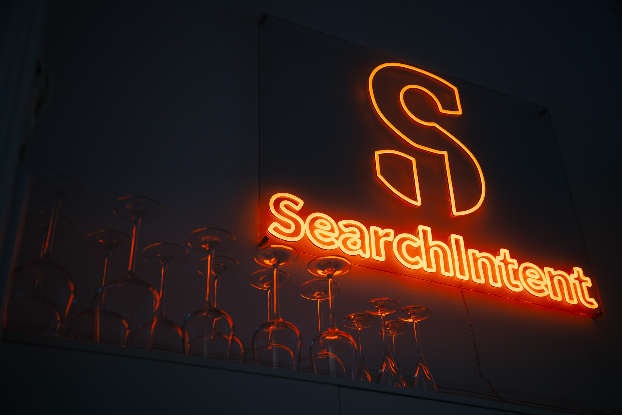 Neonskylt på SearchIntents kontor.