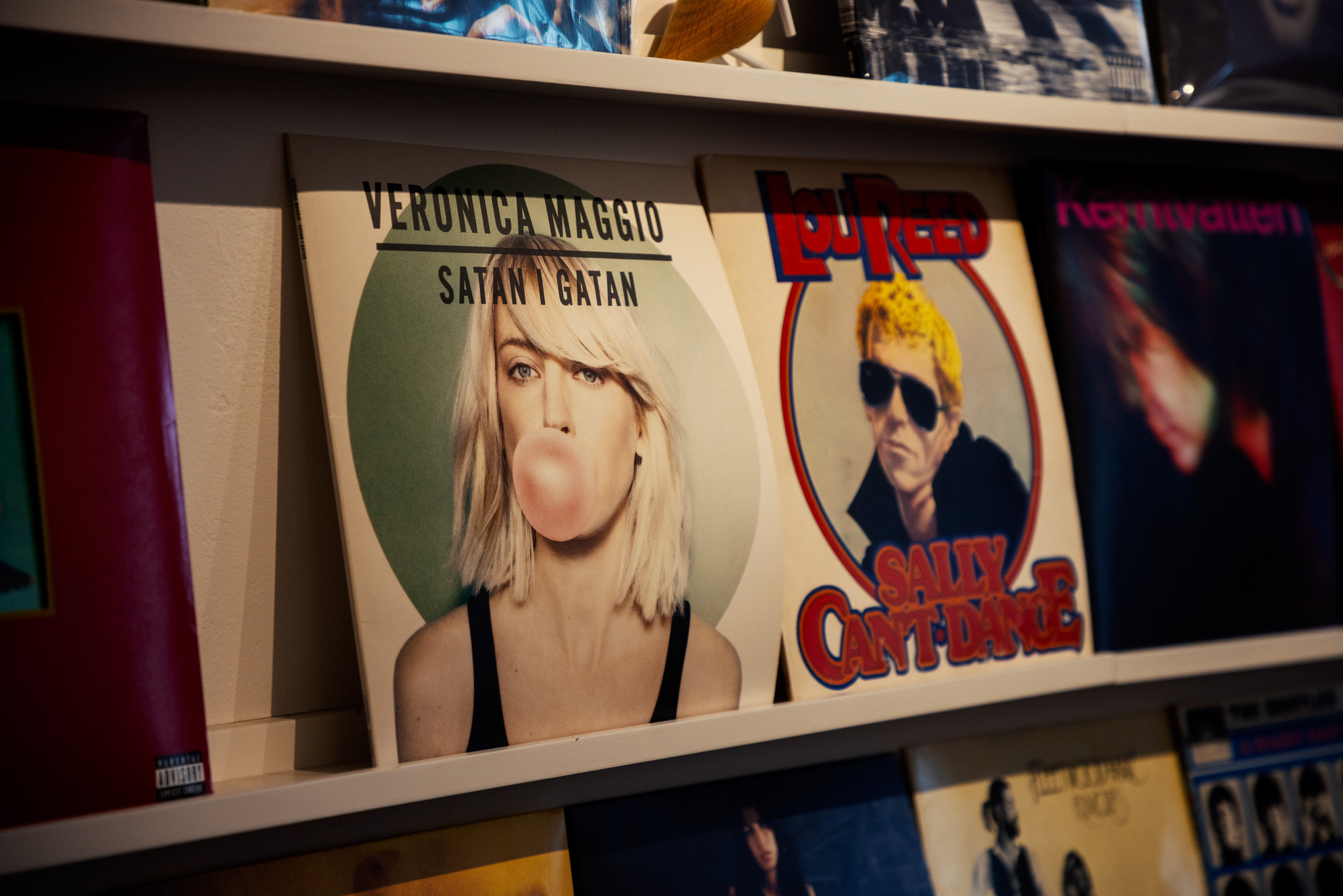 Fotografi av vinylskivor på SearchIntents kontor.